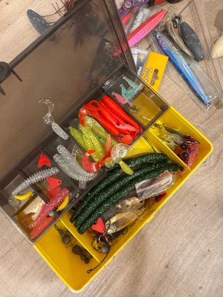 Caja de pesca: señuelos, plomos y aparejos
