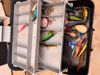 Caja de pesca: señuelos, plomos y aparejos