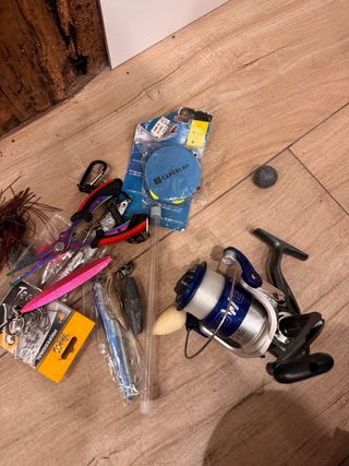 Caja de pesca: señuelos, plomos y aparejos