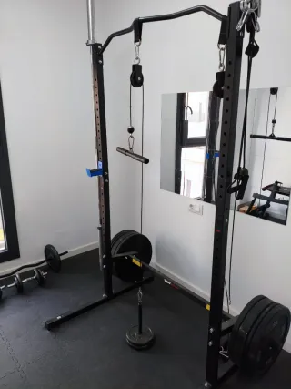 Home gym. Equipo de gimnasio casi nuevo