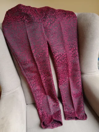 Pantalón fiesta estampado leopardo rojo y negro
