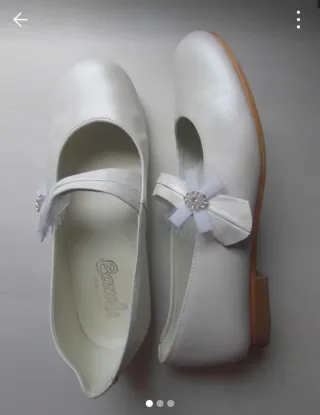 Zapatos de comunión blancos.