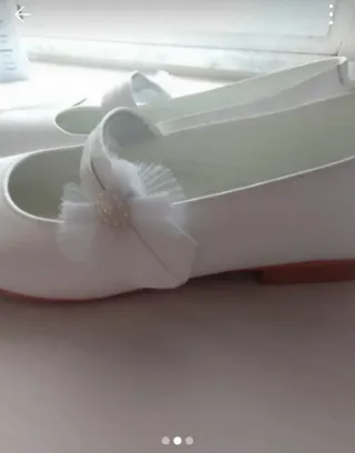 Zapatos de comunión blancos.