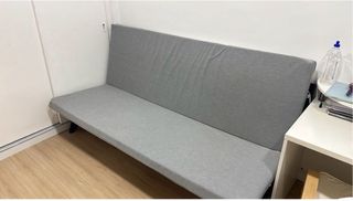 Sofá cama gris de tela