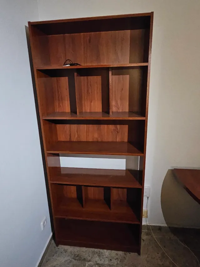 Estantería de madera marrón