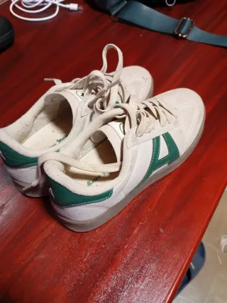 Zapatos beige y verde para niños, Talla 35
