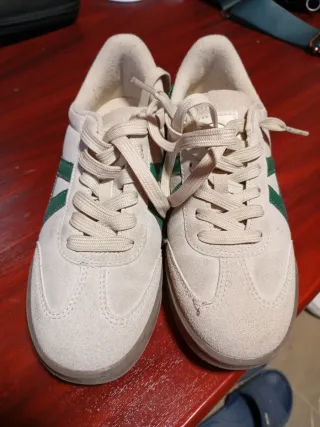 Zapatos beige y verde para niños, Talla 35