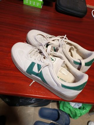 Zapatos beige y verde para niños, Talla 35