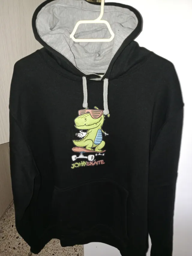 Sudadera Negra con Dinosaurio Skater