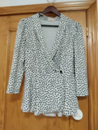 Chaqueta entallada lunares