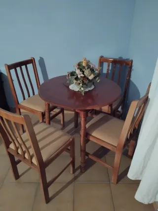 Conjunto mesa y 4 sillas madera