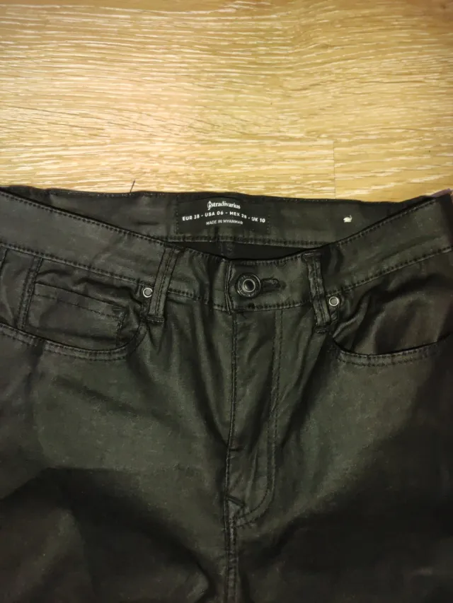 Pantalón de cuero negro