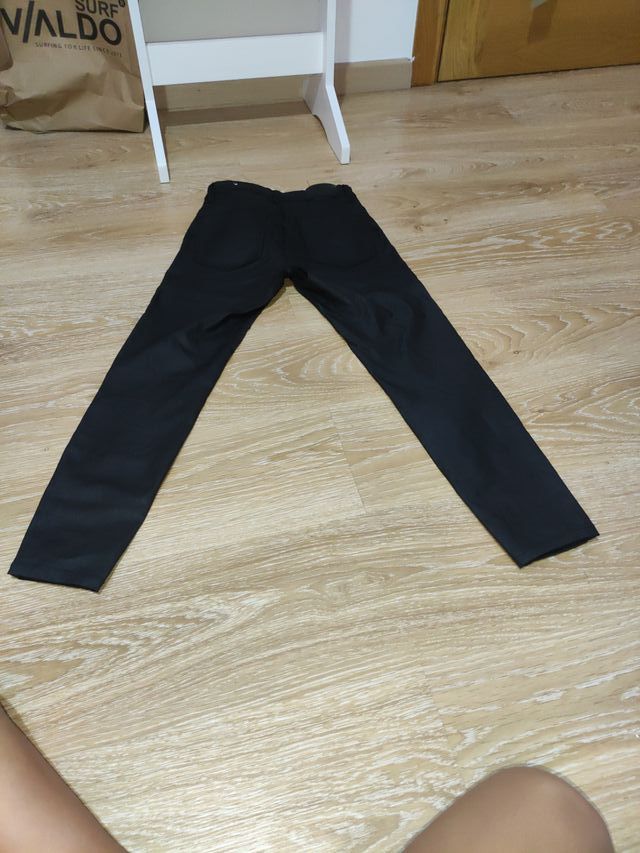 Pantalón de cuero negro