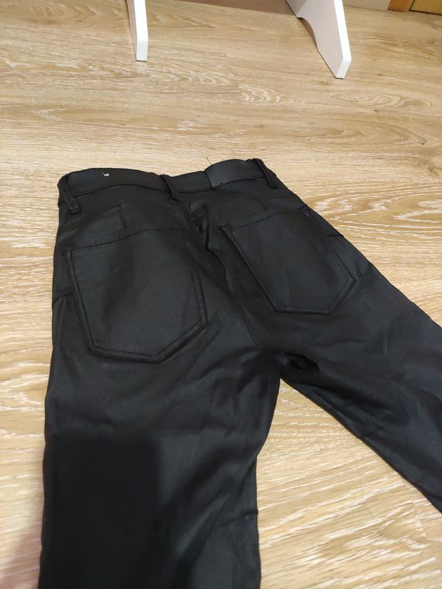 Pantalón de cuero negro