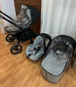 Cochecito RECARO 3 en 1 con accesorios.