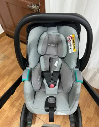 Cochecito RECARO 3 en 1 con accesorios.