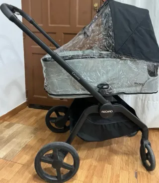 Cochecito RECARO 3 en 1 con accesorios.