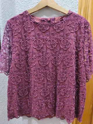 Blusa de encaje morado