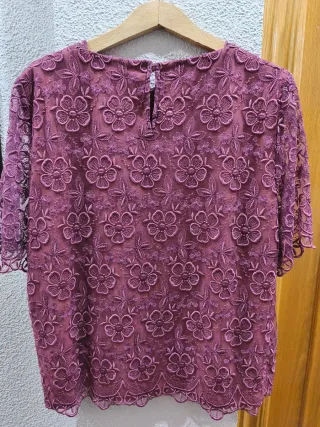 Blusa de encaje morado
