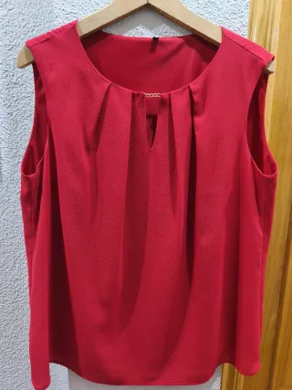 Blusa roja sin mangas con cadena