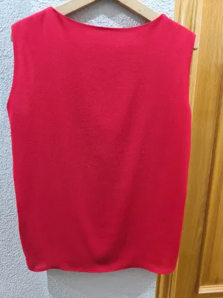 Blusa roja sin mangas con cadena
