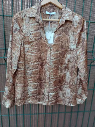 Camisa estampada serpiente