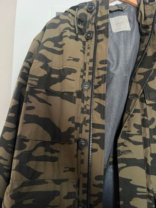 Abrigo Mango Estampado Militar Verde y Negro