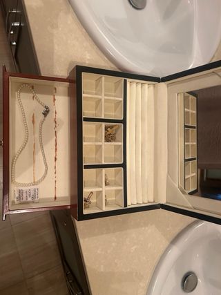 Joyero de madera con espejo y cajón