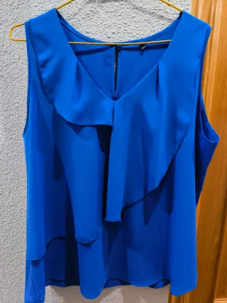 Blusa azul con volantes