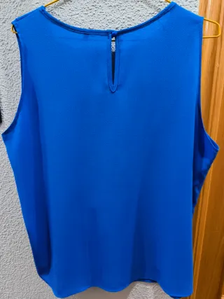 Blusa azul con volantes