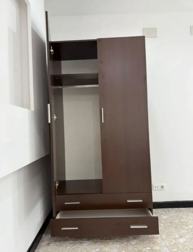 Armario blanco de madera nuevo