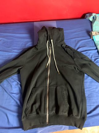 Chaqueta negra con capucha para hombre
