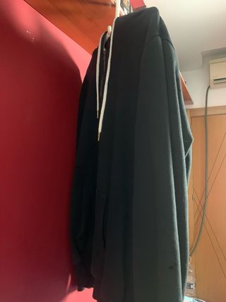 Chaqueta negra con capucha para hombre