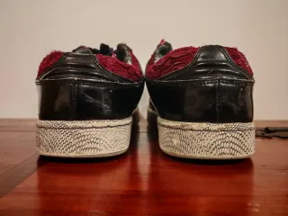 Scarpe nere e rosse con dettagli unici