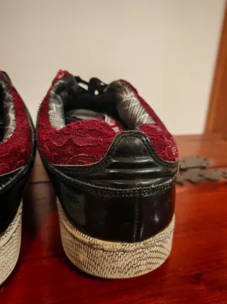 Scarpe nere e rosse con dettagli unici