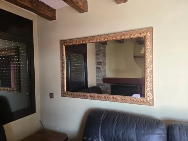 Espejo decorativo dorado con marco tallado