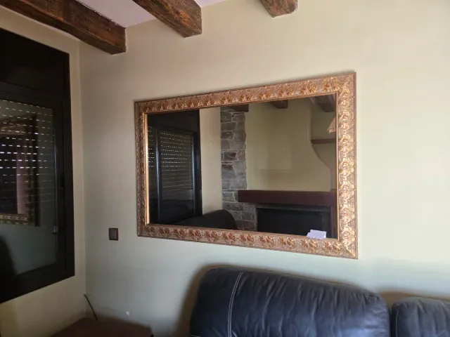 Espejo decorativo dorado con marco tallado