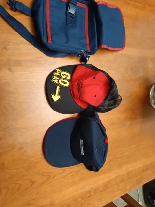 Bolsito  más dos gorras