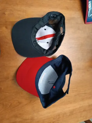 Bolsito  más dos gorras