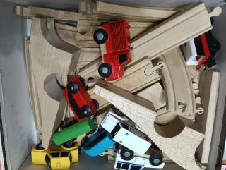 Pista in legno con accessori