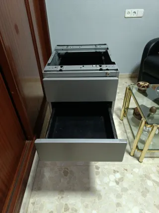 Cassettiera da ufficio grigia metallizzata