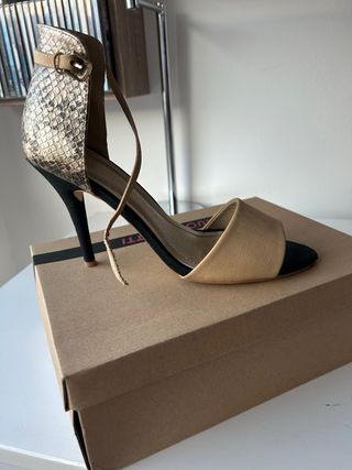 Sandalias Talla 39 Tacón 10cm Beige y Dorado
