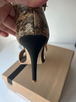 Sandalias Talla 39 Tacón 10cm Beige y Dorado