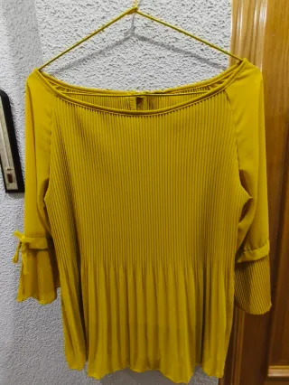 Blusa mostaza plisada manga acampanada