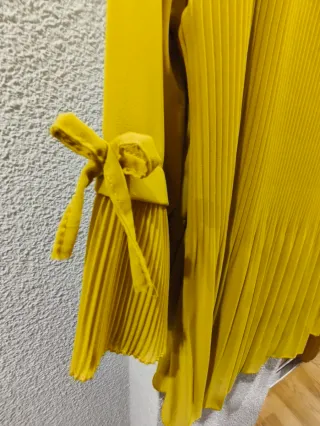 Blusa mostaza plisada manga acampanada