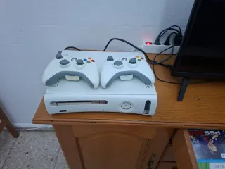 Xbox 360 Blanca con 2 Mandos y Juegos
