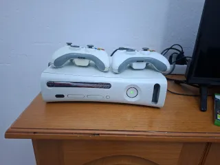 Xbox 360 Blanca con 2 Mandos y Juegos