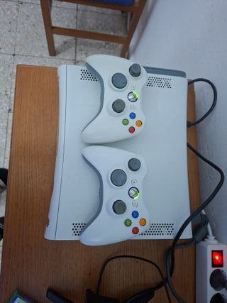 Xbox 360 Blanca con 2 Mandos y Juegos