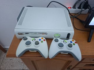 Xbox 360 Blanca con 2 Mandos y Juegos