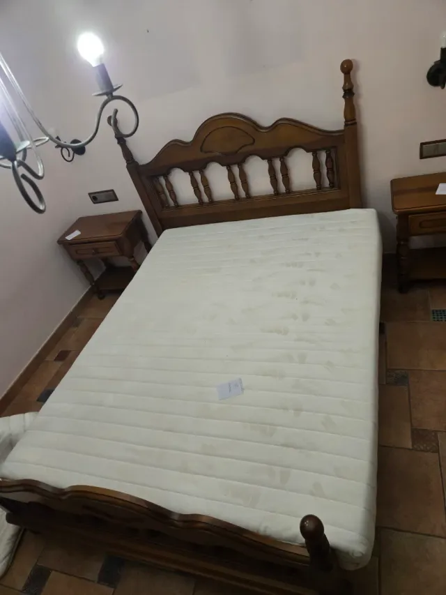 Cama de madera con cabecero curvo